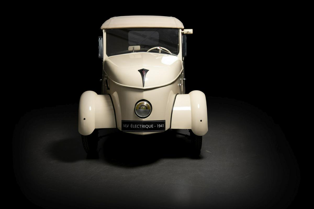 Prvo električno vozilo znamke Peugeot, ki so ga začeli tržiti leta 1941, se je imenovalo VLV (Véhicule Léger de Ville) oziroma lahko mestno vozilo. Foto: Peugeot Prvo električno vozilo znamke Peugeot, ki so ga začeli tržiti leta 1941, se je imenovalo VLV (Véhicule Léger de Ville) oziroma lahko mestno vozilo. Foto: Peugeot