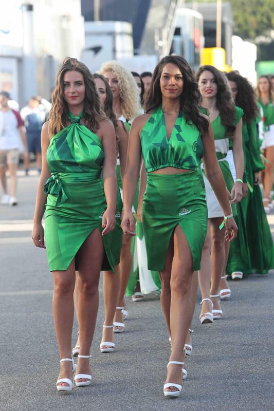 Heinekenove promotorke na eni izmed dirk formule 1 v Italiji. Foto: EPA Heinekenove promotorke na eni izmed dirk formule 1 v Italiji. Foto: EPA