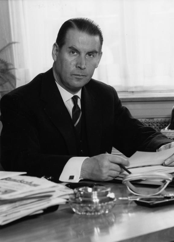 Zunanji minister Gerhard Schröder je poslancem dal vedeti, da so v zvezi s trgovino s plinovodnimi cevmi s Sovjetsko zvezo zunanjepolitični argumenti prevladali nad gospodarskim razumom. Foto: Wikipedia Zunanji minister Gerhard Schröder je poslancem dal vedeti, da so v zvezi s trgovino s plinovodnimi cevmi s Sovjetsko zvezo zunanjepolitični argumenti prevladali nad gospodarskim razumom. Foto: Wikipedia