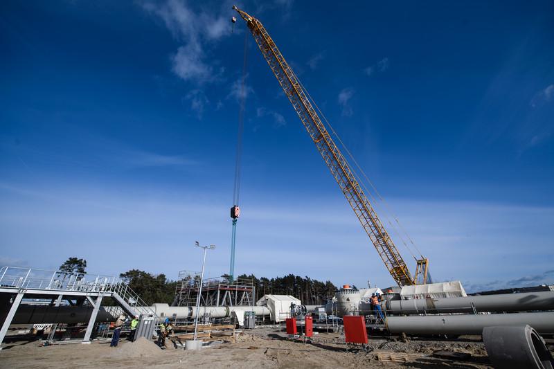 Dokler ni prišlo do ustavitve gradnje Severnega toka 2, so na dan položili za okrog od 3 do 4 kilometre plinovoda. Foto: EPA Dokler ni prišlo do ustavitve gradnje Severnega toka 2, so na dan položili za okrog od 3 do 4 kilometre plinovoda. Foto: EPA