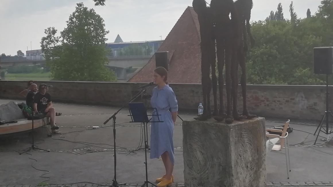 Mlada raziskovalka Vita Zalar na Židovskem trgu v Mariboru predava ob današnjem mednarodnem dnevu spomina na žrtve nacističnega genocida nad Romi in Sinti / Foto: Irena K. Cizerl
