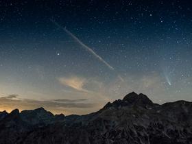Fotografije Tadeja Bolte so bile posnete na Velikem Draškem vrhu. Silhueta gore je Triglav, na desni se vidi Kredarica. Foto: Tadej Bolta