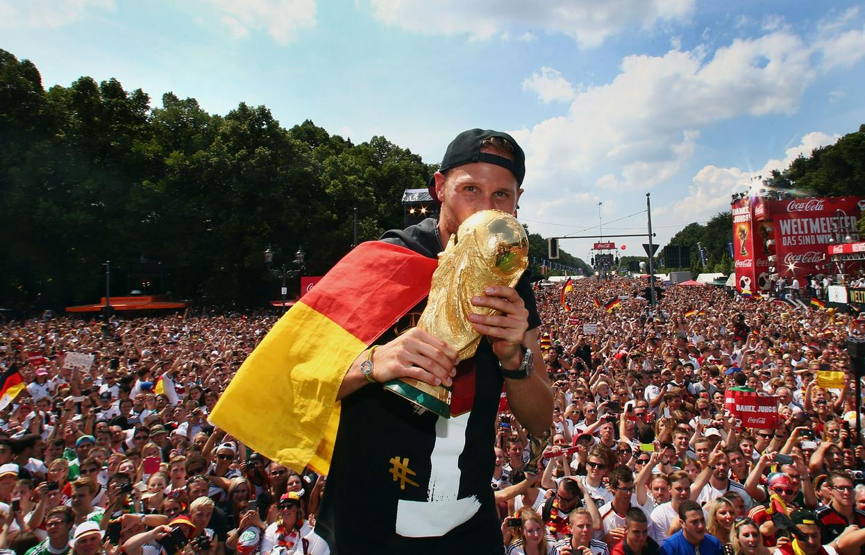 Benedikt Höwedes je odigral vseh 120 minut v finalu svetovnega prvenstva na Maracani, kjer so Nemci 13. julija 2014 premagali Argentino z 1:0 po podaljšku. Kar nekaj junakov je že končalo športno pot. Pred dvema tednoma je tudi Andre Schürrle presenetljivo objavil konec kariere. Foto: EPA Benedikt Höwedes je odigral vseh 120 minut v finalu svetovnega prvenstva na Maracani, kjer so Nemci 13. julija 2014 premagali Argentino z 1:0 po podaljšku. Kar nekaj junakov je že končalo športno pot. Pred dvema tednoma je tudi Andre Schürrle presenetljivo objavil konec kariere. Foto: EPA