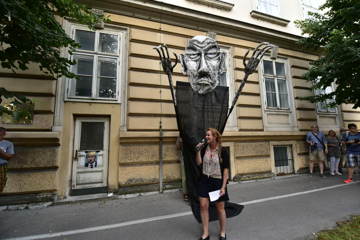 Na Roški je protestnike čakala večmetrska Janševa lutka. Foto: BoBo Na Roški je protestnike čakala večmetrska Janševa lutka. Foto: BoBo