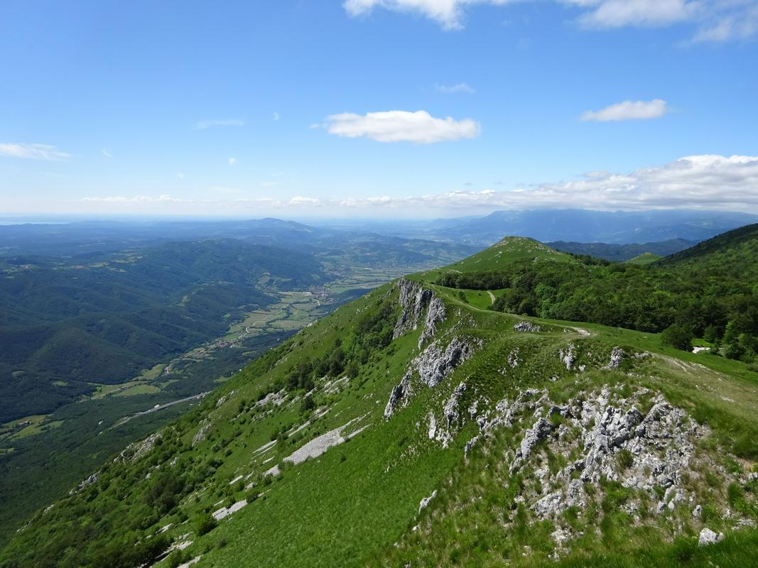 Pogled z Nanosa proti Vipavski dolini. Foto: Rok Omahen Pogled z Nanosa proti Vipavski dolini. Foto: Rok Omahen