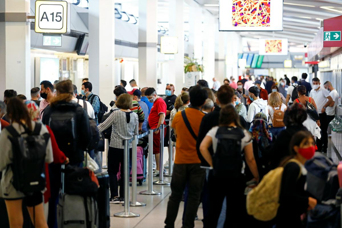 V Nemčiji se lahko od danes v roku 72 ur po vrnitvi v državo testirajo vsi, tudi če ne kažejo znakov okužbe, na primer na točkah za testiranje na letališčih ali v zdravstvenih ustanovah. Foto: Reuters V Nemčiji se lahko od danes v roku 72 ur po vrnitvi v državo testirajo vsi, tudi če ne kažejo znakov okužbe, na primer na točkah za testiranje na letališčih ali v zdravstvenih ustanovah. Foto: Reuters