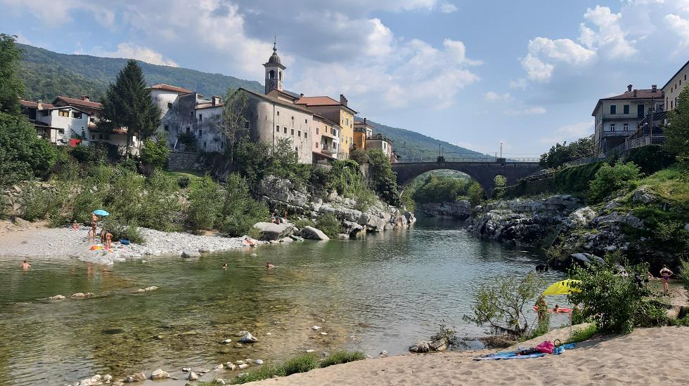 V Kanalu je priljubljena tudi tamkajšnja peščena plaža, ki nudi ohladitev v mrzli Soči. Foto: Radio Koper/Andrej Šavko V Kanalu je priljubljena tudi tamkajšnja peščena plaža, ki nudi ohladitev v mrzli Soči. Foto: Radio Koper/Andrej Šavko