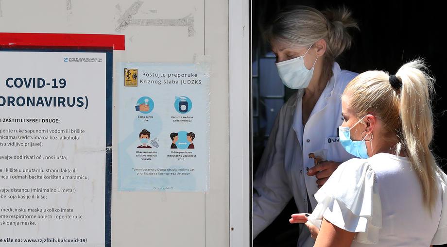 Čakanje na testiranje pred sarajevsko bolnišnico. Foto: EPA Čakanje na testiranje pred sarajevsko bolnišnico. Foto: EPA