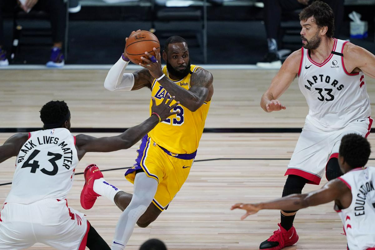 Lakersi niso imeli razigranega posameznika. Tudi LeBron James ni imel svojega večera. Foto: Reuters Lakersi niso imeli razigranega posameznika. Tudi LeBron James ni imel svojega večera. Foto: Reuters