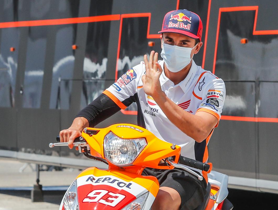 Po prvi operaciji je Marc Marquez počival vsega 4 dni in je bil že nazaj na dirkalniku v Jerezu, a zdaj malokdo verjame, da bo ponovil hitenje z vrnitvijo v Brnu, kjer bo v nedeljo tretja dirka MotoGP-ja. Foto: EPA Po prvi operaciji je Marc Marquez počival vsega 4 dni in je bil že nazaj na dirkalniku v Jerezu, a zdaj malokdo verjame, da bo ponovil hitenje z vrnitvijo v Brnu, kjer bo v nedeljo tretja dirka MotoGP-ja. Foto: EPA