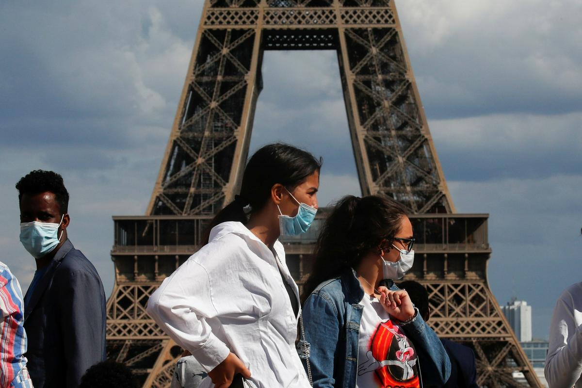 Ponekod po Franciji so maske obvezne tudi na prostem. Foto: Reuters Ponekod po Franciji so maske obvezne tudi na prostem. Foto: Reuters