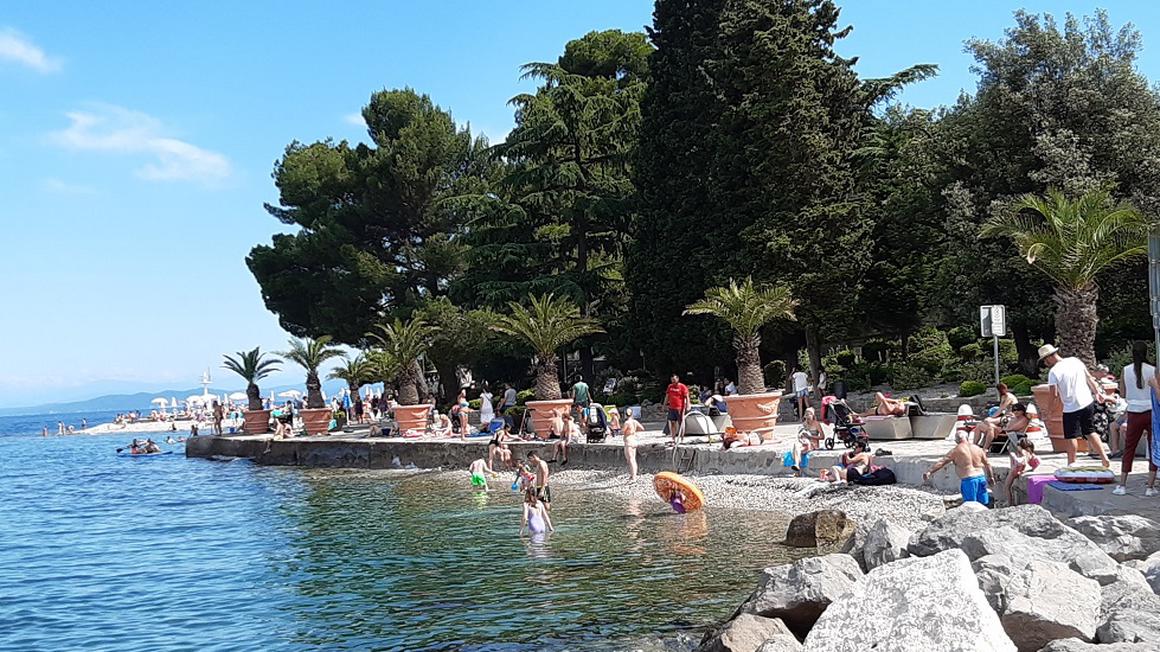 Priljubljena plaža Svetilnik v Izoli. Foto: Radio Koper/Mateja Brežan