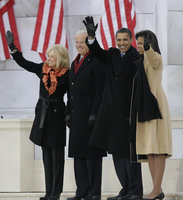 Jill in Joe Biden na inavguraciji januarja 2009 s prvim parom ZDA Barackom in Michelle Obama. Foto: AP Jill in Joe Biden na inavguraciji januarja 2009 s prvim parom ZDA Barackom in Michelle Obama. Foto: AP