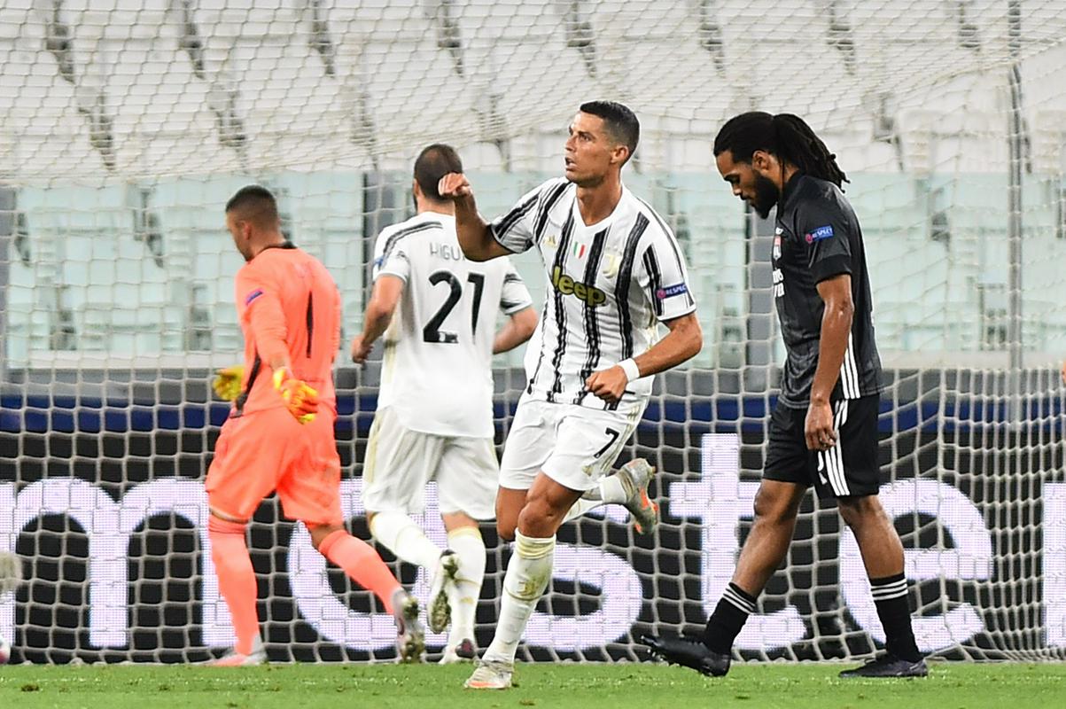 Po dveh dosojenih enajstmetrovkah, katerih mogoče kakšen drug sodnik, kot je bil tokrat Nemec Felix Zwayer, ne bi dosodil, je Cristiano Ronaldo v 60. minuti poskrbel za potezo petkovega večera, ko je zadel z razdalje v zgornji desni kot. A tretjega gola ne Ronaldo ne Juventus nista dočakala in Lyon se je prebil v četrtfinale. Foto: Reuters Po dveh dosojenih enajstmetrovkah, katerih mogoče kakšen drug sodnik, kot je bil tokrat Nemec Felix Zwayer, ne bi dosodil, je Cristiano Ronaldo v 60. minuti poskrbel za potezo petkovega večera, ko je zadel z razdalje v zgornji desni kot. A tretjega gola ne Ronaldo ne Juventus nista dočakala in Lyon se je prebil v četrtfinale. Foto: Reuters