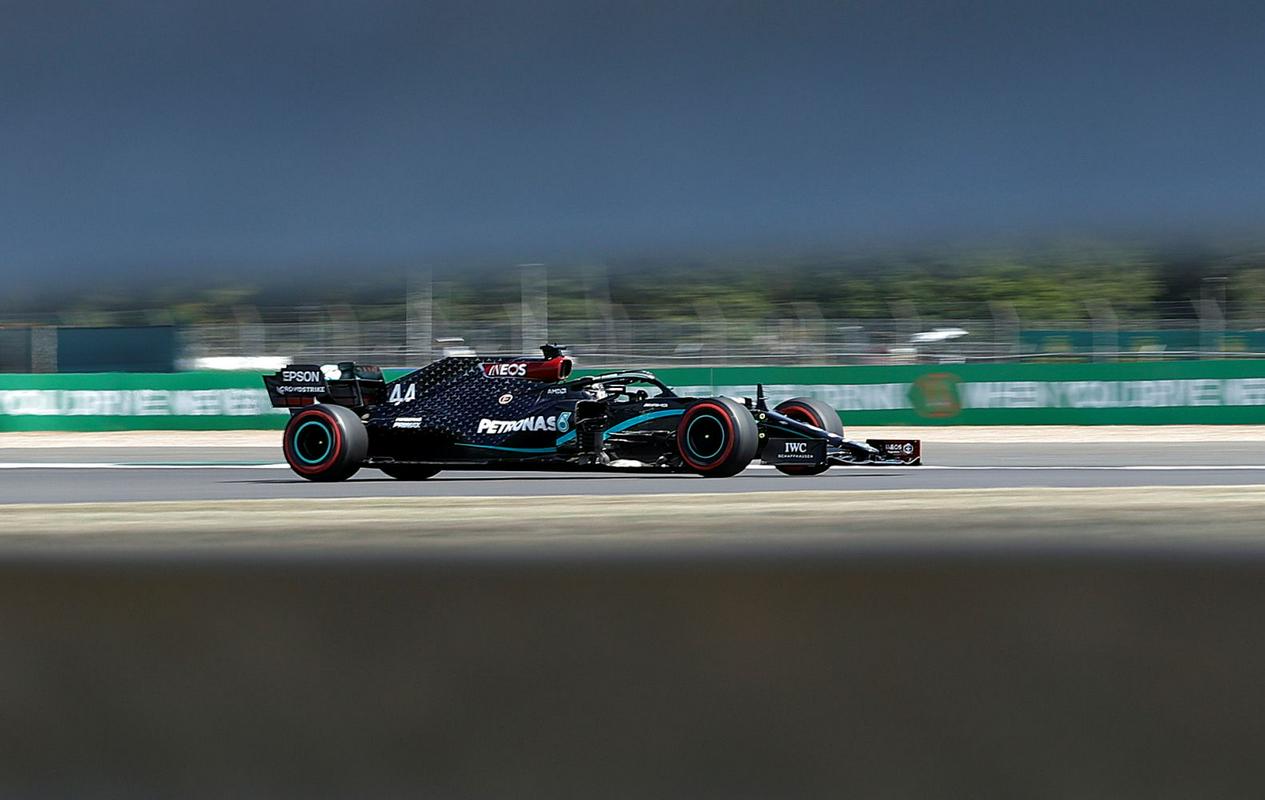 Lewis Hamilton se je moral v kvalifikacijah zadovoljiti z drugim mestom. V nedeljo bo lovil že osmo zmago na dirkališču v Silverstonu, skupno 88. V nedeljo lahko izenači rekord Michaela Schumacherja po uvrstitvah na oder za zmagovalce (155). Foto: Reuters Lewis Hamilton se je moral v kvalifikacijah zadovoljiti z drugim mestom. V nedeljo bo lovil že osmo zmago na dirkališču v Silverstonu, skupno 88. V nedeljo lahko izenači rekord Michaela Schumacherja po uvrstitvah na oder za zmagovalce (155). Foto: Reuters
