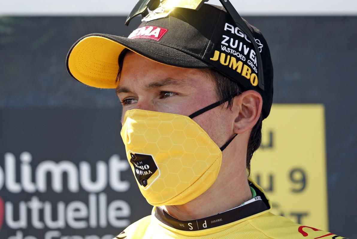 Maske so postale del obvezne športne opreme. Foto: EPA Maske so postale del obvezne športne opreme. Foto: EPA