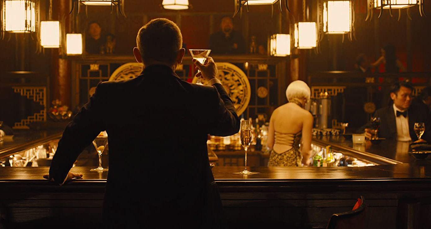 Na Kitajskem je bila bondiada Skyfall skrajšana za nekaj ključnih prizorov. Manjka na primer prizor, v katerem Bond v Šanghaju ubije varnostnika v luksuzni poslovni stolpnici, pa tudi vse omembe prostitucije v Macau (na točki, kjer Bondu dekle razlaga o svojem prostituiranju v najstniških letih, je to podnaslovljeno tako, kot da reče, da je bila članica mafije). Drugje so podnapise spremenili tako, da so Na Kitajskem je bila bondiada Skyfall skrajšana za nekaj ključnih prizorov. Manjka na primer prizor, v katerem Bond v Šanghaju ubije varnostnika v luksuzni poslovni stolpnici, pa tudi vse omembe prostitucije v Macau (na točki, kjer Bondu dekle razlaga o svojem prostituiranju v najstniških letih, je to podnaslovljeno tako, kot da reče, da je bila članica mafije). Drugje so podnapise spremenili tako, da so