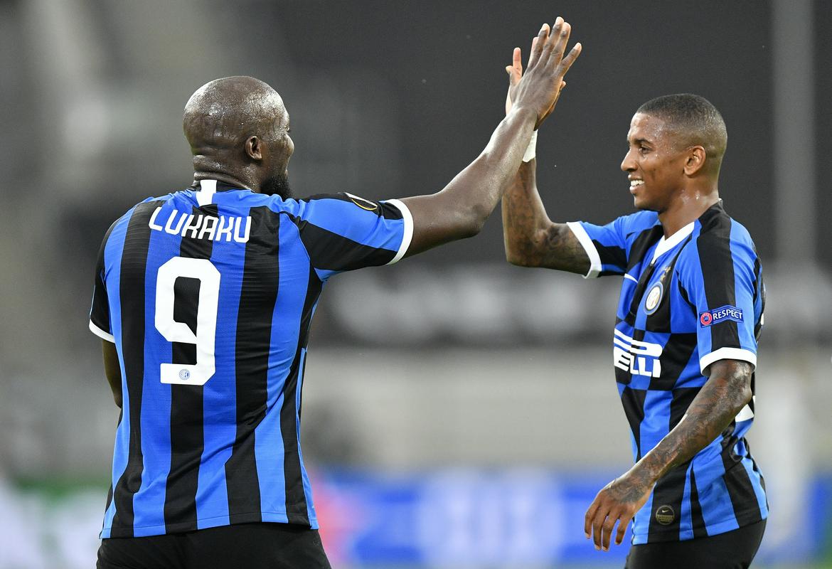 Romelu Lukaku in Ashley Young sta izpeljala akcijo za drugi zadetek Interja. Foto: Reuters Romelu Lukaku in Ashley Young sta izpeljala akcijo za drugi zadetek Interja. Foto: Reuters