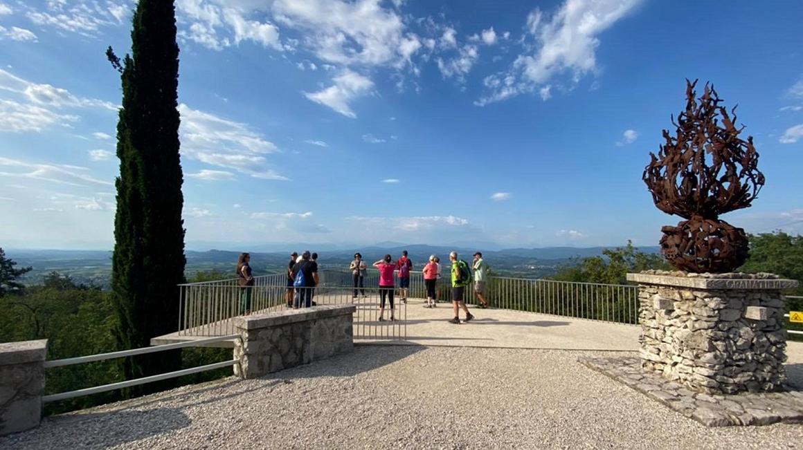 Debela griza / Monte San Michele, le slabe pol ure voznje od Nove Gorice in Gorice, je s svojim prenovljenim muzejem in muzejem na prostem ena od bolj zanimivih točk na Poti miru. Foto: Pot Miru
