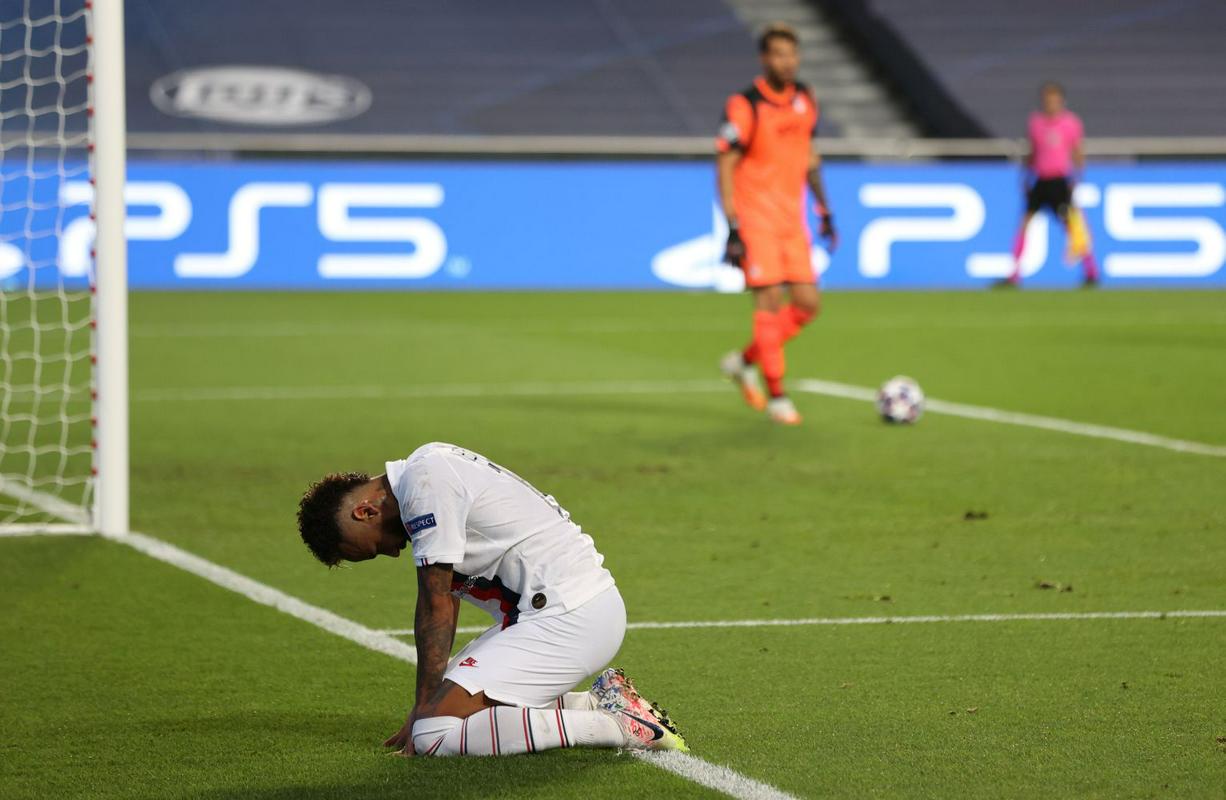 Neymar ni imel svojega večera. Resda je bil v napadu zelo dejaven, a njegovi streli so bili večinoma predivji, da bi končali v mreži. Še posebej v prvem polčasu, ko je zapravil dve zares imenitni priložnosti. Foto: Reuters Neymar ni imel svojega večera. Resda je bil v napadu zelo dejaven, a njegovi streli so bili večinoma predivji, da bi končali v mreži. Še posebej v prvem polčasu, ko je zapravil dve zares imenitni priložnosti. Foto: Reuters