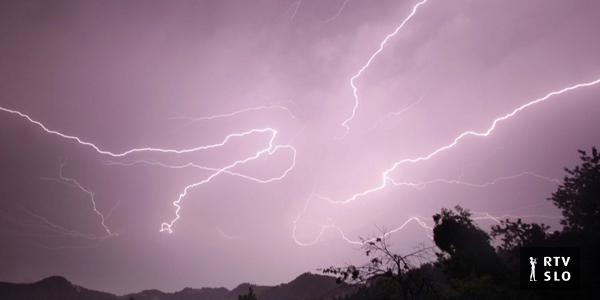 Zaradi neurja okoli Dravograda je prišlo do izpada električne energije, popoldne so po državi napovedali nevihte