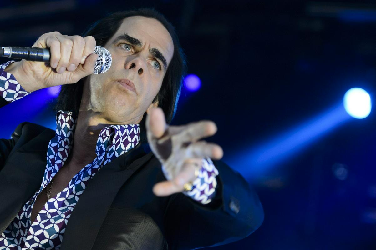 Oktobra lani je Nick Cave izdal album Ghosteen, ki je 17. studijski album z zasedbo The Bad Seeds. Ta sledi temačni plošči Skeleton Tree iz leta 2016, ki jo je napisal po sinovi tragični smrti in jo leto pozneje v sklopu svetovne turneje predstavil tudi v Ljubljani. Foto: AP Oktobra lani je Nick Cave izdal album Ghosteen, ki je 17. studijski album z zasedbo The Bad Seeds. Ta sledi temačni plošči Skeleton Tree iz leta 2016, ki jo je napisal po sinovi tragični smrti in jo leto pozneje v sklopu svetovne turneje predstavil tudi v Ljubljani. Foto: AP