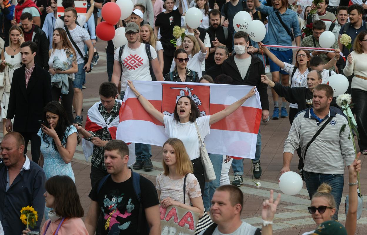 Belorusijo so po nedeljski zmagi dolgoletnega voditelja Aleksandra Lukašenka zajeli protesti. Policija je v štirih dneh aretirali več tisoč ljudi, dva protestnika sta umrla. Foto: EPA Belorusijo so po nedeljski zmagi dolgoletnega voditelja Aleksandra Lukašenka zajeli protesti. Policija je v štirih dneh aretirali več tisoč ljudi, dva protestnika sta umrla. Foto: EPA
