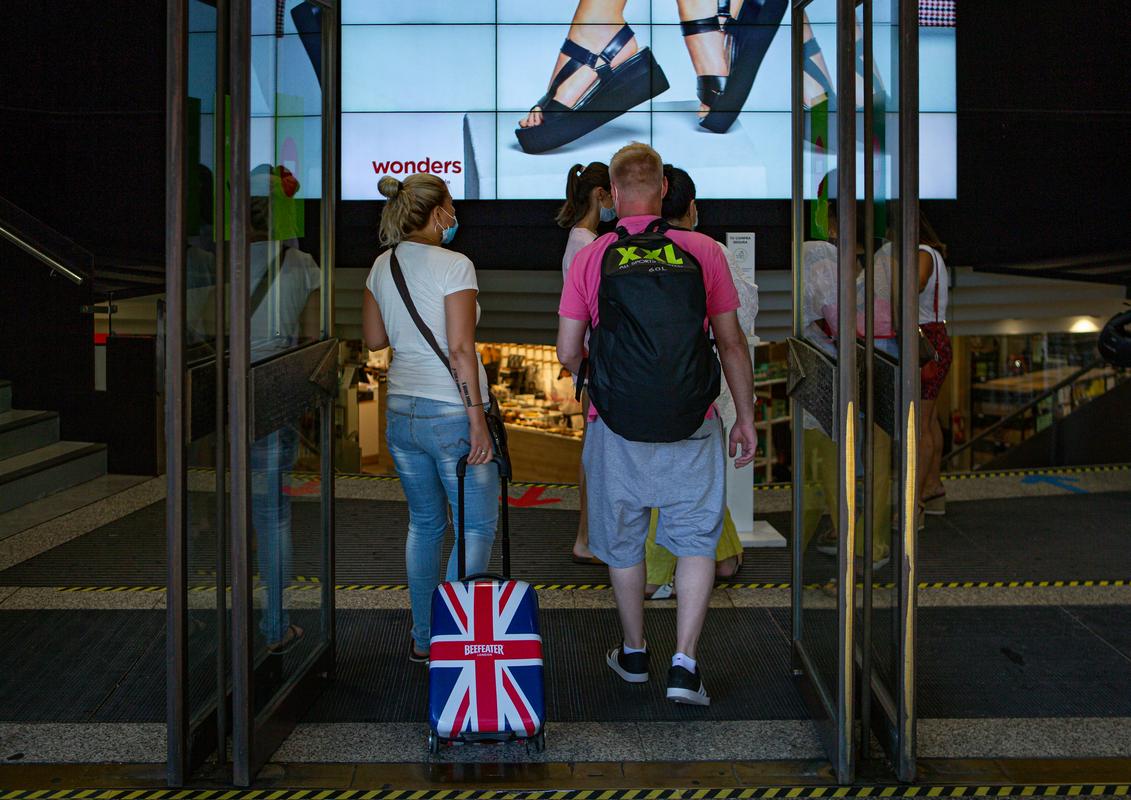 Številni Britanci so želeli prehiteti uvedbo karantene in so zato skrajšali dopust. Foto: Reuters Številni Britanci so želeli prehiteti uvedbo karantene in so zato skrajšali dopust. Foto: Reuters