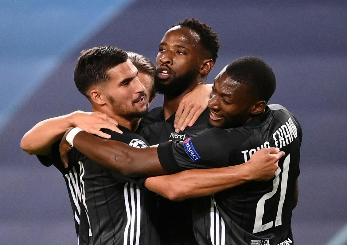 Moussa Dembele je v 75. minuti zamenjal kapetana Memphisa Depaya, nato pa dvakrat zatresel mrežo Manchester Cityja. Foto: Reuters Moussa Dembele je v 75. minuti zamenjal kapetana Memphisa Depaya, nato pa dvakrat zatresel mrežo Manchester Cityja. Foto: Reuters