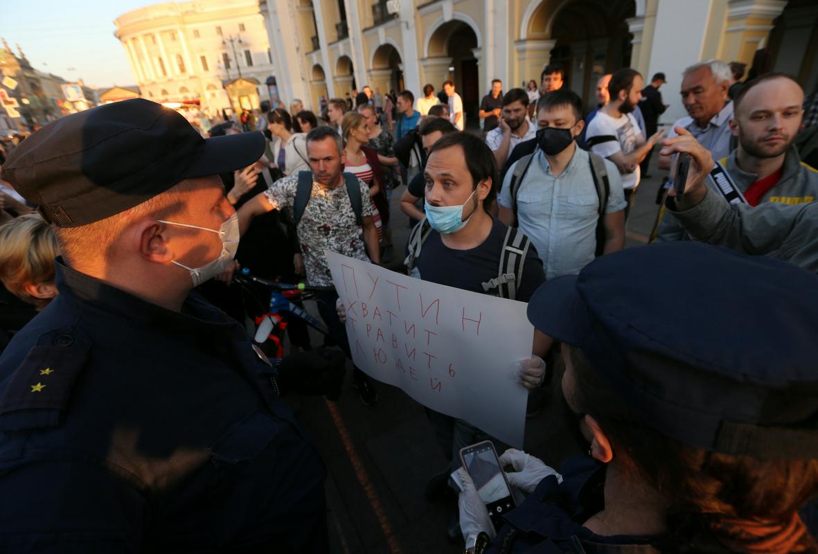 Podporniki Navalnyja v Sankt Peterburgu.  Foto: Reuters