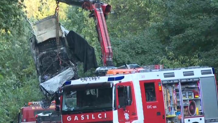 Eno vozilo je po trčenju zgorelo. Foto: Televizija Slovenija, zajem zaslona Eno vozilo je po trčenju zgorelo. Foto: Televizija Slovenija, zajem zaslona