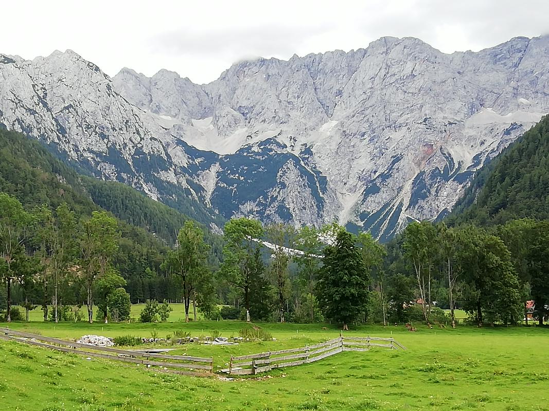 Pogled na ledenik pod Skuto. Foto: Radio Slovenija/Špela Šebenik Pogled na ledenik pod Skuto. Foto: Radio Slovenija/Špela Šebenik