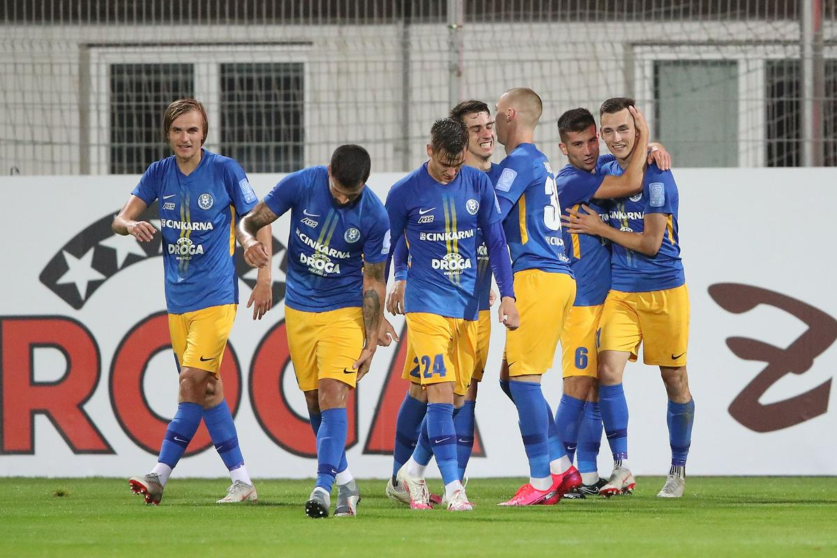 Kaj po bledih predstavah v Evropi, čakanju na prvo zmago v domačem prvenstvu in kadrovskem pretresu čaka Celjane? Foto: www.alesfevzer.com Kaj po bledih predstavah v Evropi, čakanju na prvo zmago v domačem prvenstvu in kadrovskem pretresu čaka Celjane? Foto: www.alesfevzer.com