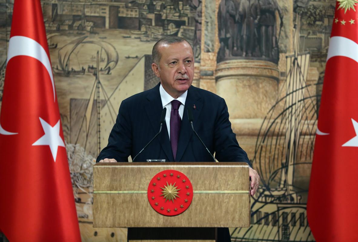Turški predsednik Recep Tayyip Erdogan je sporočil, da Turčija v sporu z Grčijo ne bo dala popustov.  Medtem je turška mornarica povedala, da sta dve turški fregati danes v vzhodnem Sredozemlju izvajali skupne vojaške vaje z ameriškim uničevalcem.  Objavljali so tudi fotografije ladij, vendar nobenih drugih podrobnosti niti kraja, kjer naj bi potekala ta skupna vaja.  Foto: Reuters