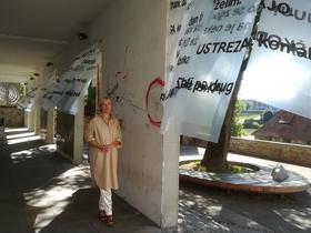 Instalacija Pridi k meni Aleksandre Gruden na Židovskem trgu
