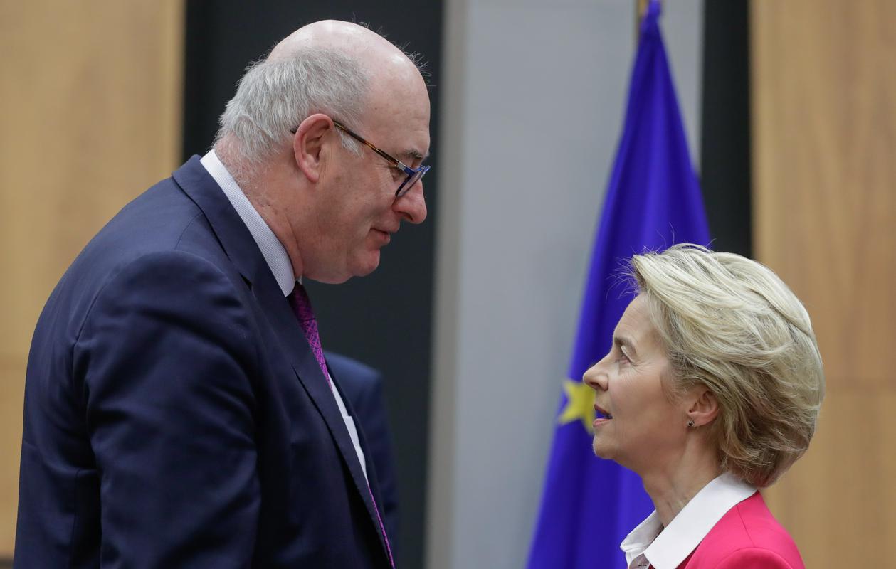 Phil Hogan (levo) je izgubil tudi zaupanje v predsednico Evropske komisije Ursule von der Leyen zaradi kršenja protikronskih ukrepov.  Foto: EPA