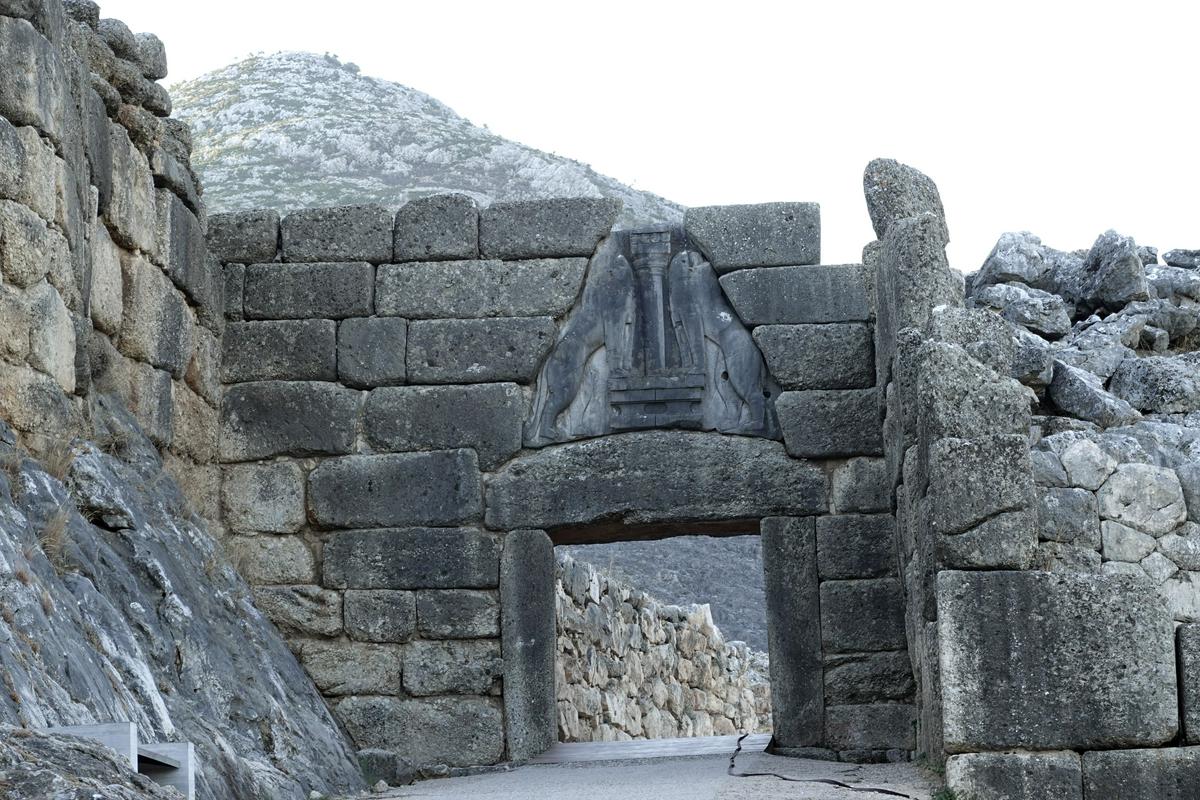 Na fotografijah, posnetih dan po požaru, vidimo 3250 let stara kamnita dimno črna levja vrata, nekoč vhod v starodavno mesto.  Foto: AP
