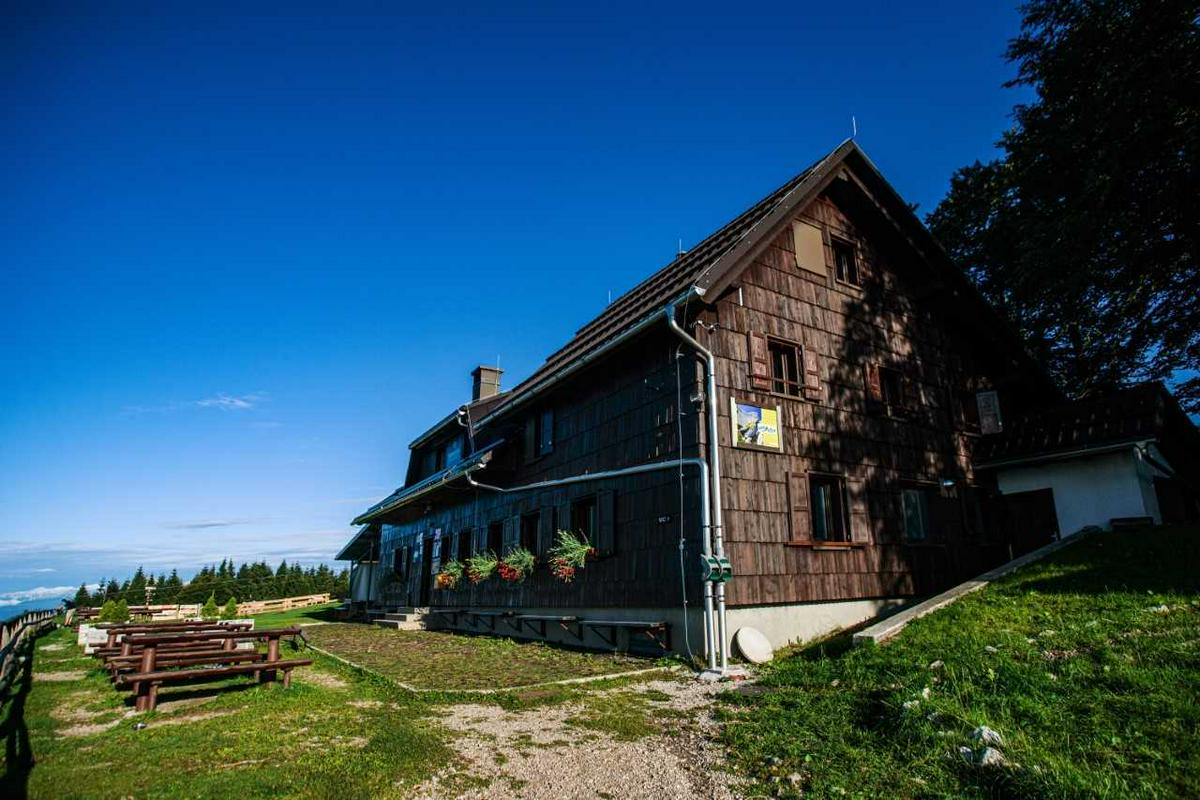 Večina visokogorskih koč se v teh dneh zapira, le redke bodo ostale odprte predvidoma do vključno drugega konca tedna v oktobru. Za zdaj ostaja edina stalno odprta visokogorska koča Dom na Komni, do 18. oktobra bo odprt Vodnikov dom na Velem polju. Pretežni del planinskih koč v sredogorju v oktobru preide na zimski čas poslovanja, kar za večino pomeni, da bodo odprte ob koncih tedna in praznikih. Aktualne informacije glede odprtosti koč ima PZS objavljene na www.pzs.si/koce.php. Foto: Planinska zveza Slovenije Večina visokogorskih koč se v teh dneh zapira, le redke bodo ostale odprte predvidoma do vključno drugega konca tedna v oktobru. Za zdaj ostaja edina stalno odprta visokogorska koča Dom na Komni, do 18. oktobra bo odprt Vodnikov dom na Velem polju. Pretežni del planinskih koč v sredogorju v oktobru preide na zimski čas poslovanja, kar za večino pomeni, da bodo odprte ob koncih tedna in praznikih. Aktualne informacije glede odprtosti koč ima PZS objavljene na www.pzs.si/koce.php. Foto: Planinska zveza Slovenije