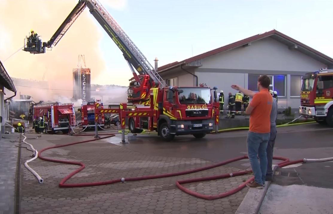 Gasilci na pogorišču v soboto dopoldne. Foto: TV Slovenija, zajem zaslona Gasilci na pogorišču v soboto dopoldne. Foto: TV Slovenija, zajem zaslona