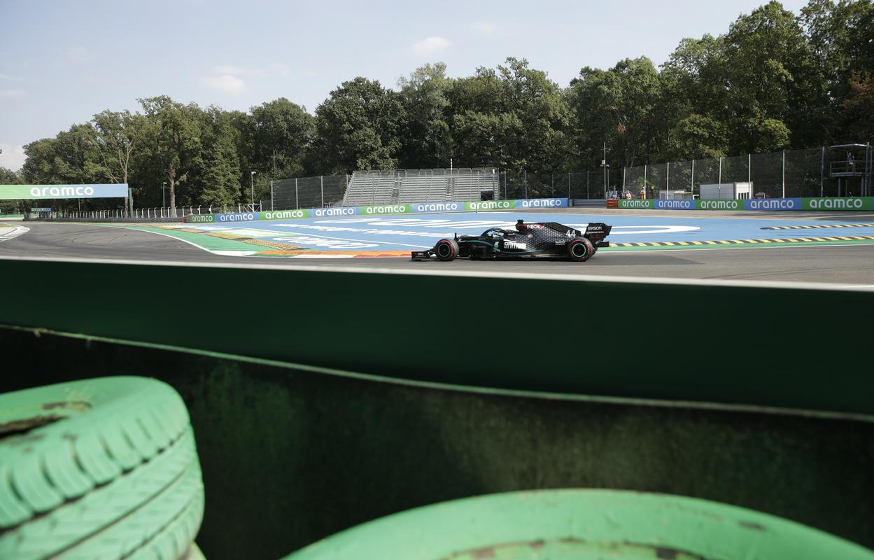 Lewis Hamilton je upal, da bo v nedeljo v Monzi dosegel rekordno šesto zmago na dirki za Veliko nagrado Italije, a je slavje odnesla napaka, ki jo je naredil z ekipo.  Foto: Reuters