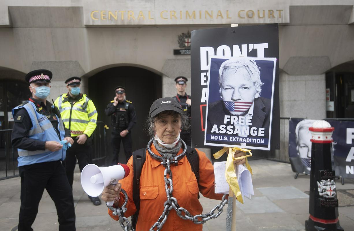 Assangeovi pristaši so se zbrali pred londonskim sodiščem.  Foto: EPA