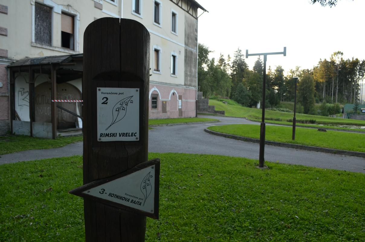 Naslednja točka na Prežihovi poti, naprej od Rimskega vrelca, je Kotnikova bajta, kjer se je rodil Prežihov Voranc. Foto: Zala Čas Naslednja točka na Prežihovi poti, naprej od Rimskega vrelca, je Kotnikova bajta, kjer se je rodil Prežihov Voranc. Foto: Zala Čas