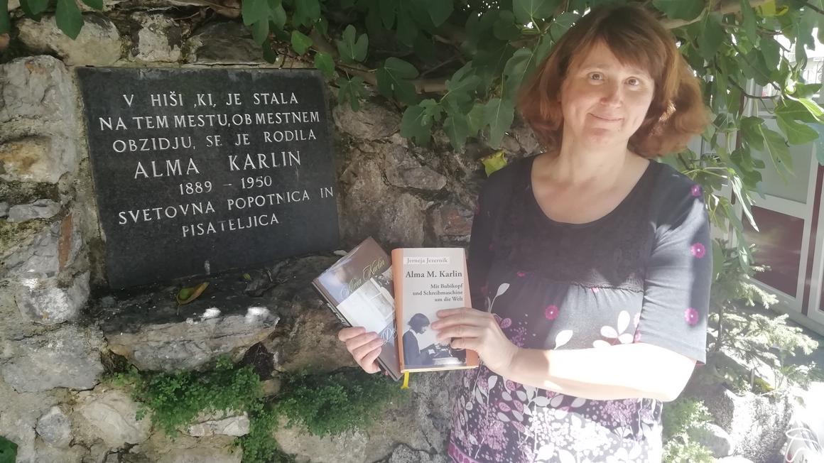 Z Jernejo Jezernik smo se pogovarjali o Almi Karlin. V času epidemije sta namreč izšli njeni novi knjigi o popotnici in avtorici, ki zadnjih 20 let doživlja zasluženo renesanso/ Foto: Irena K. Cizerl