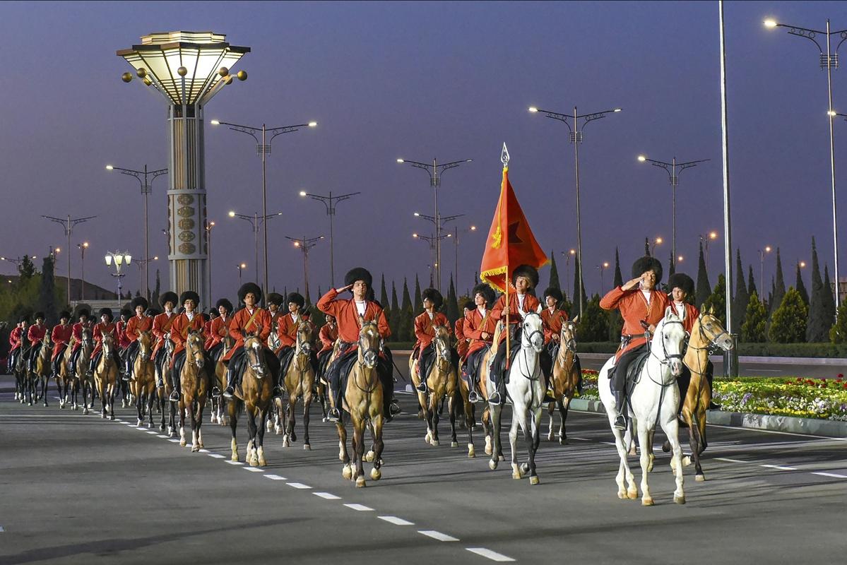 Vojaška parada v Turkmenistanu med svetovno pandemijo.  Foto: AP