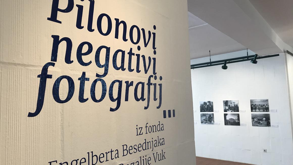 Fotografije na razstavi so dokumentarnega značaja. Foto: Radio Koper/Meta Škvarč