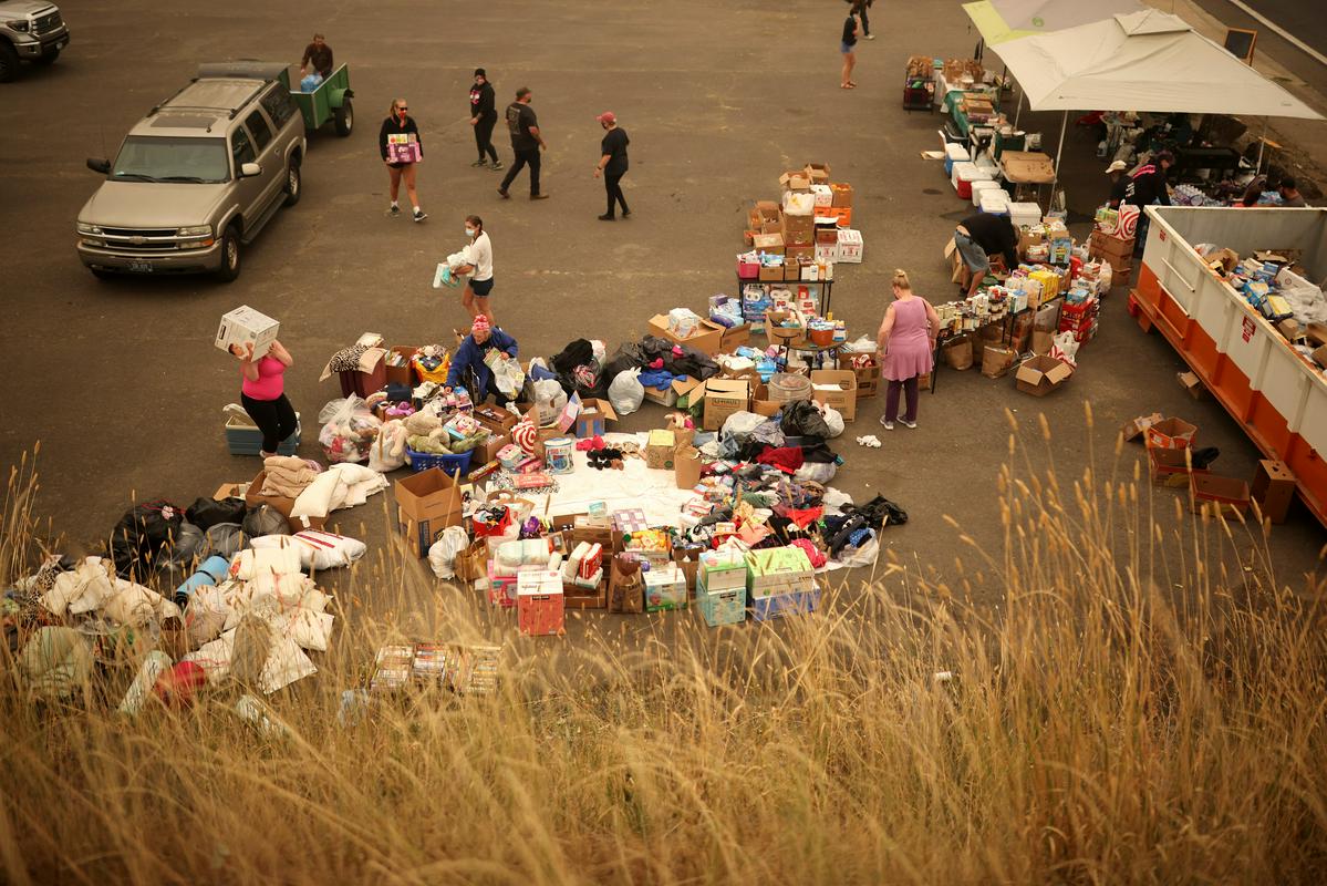 Evakuirani v Oregonu dobijo hrano in druge potrebe.  Foto: Reuters
