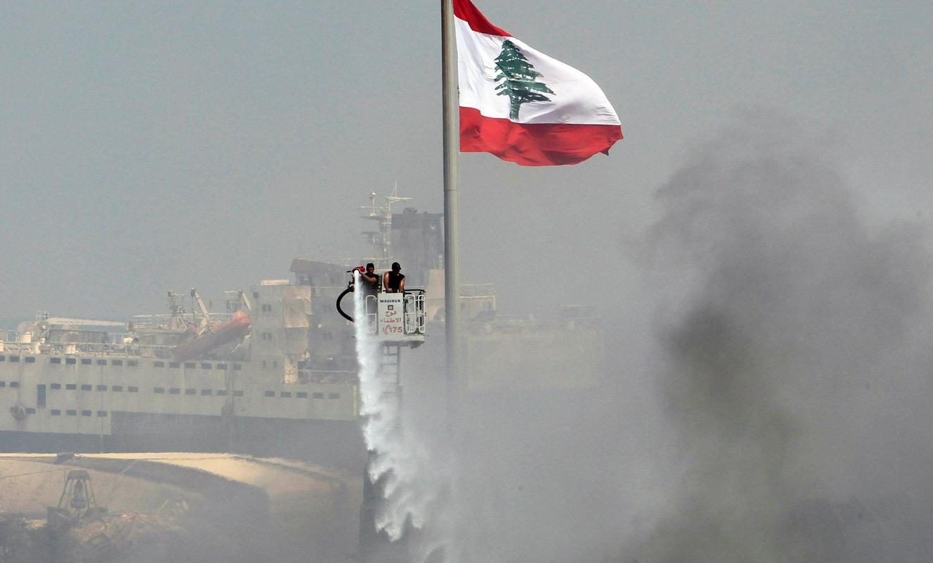 Pred dnevi je v skladišču pnevmatik izbruhnil požar v pristanišču v Bejrutu, kjer je prejšnji mesec izbruhnila silovita eksplozija.  Požar so že pogasili.  Foto: EPA