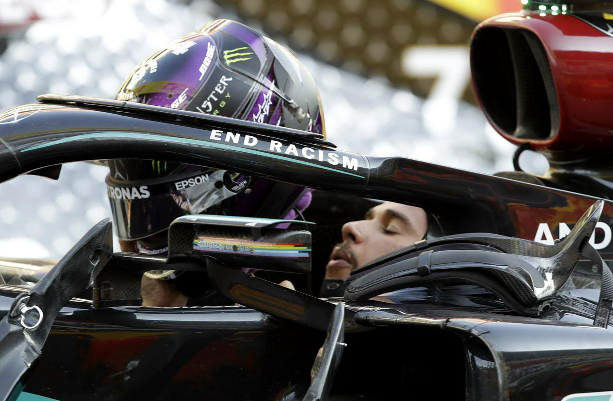 Lewis Hamilton, ki je v Toskani dosegel že 90. zmago v karieri, je bil po dirki popolnoma izmučen. Foto: Reuters Lewis Hamilton, ki je v Toskani dosegel že 90. zmago v karieri, je bil po dirki popolnoma izmučen. Foto: Reuters