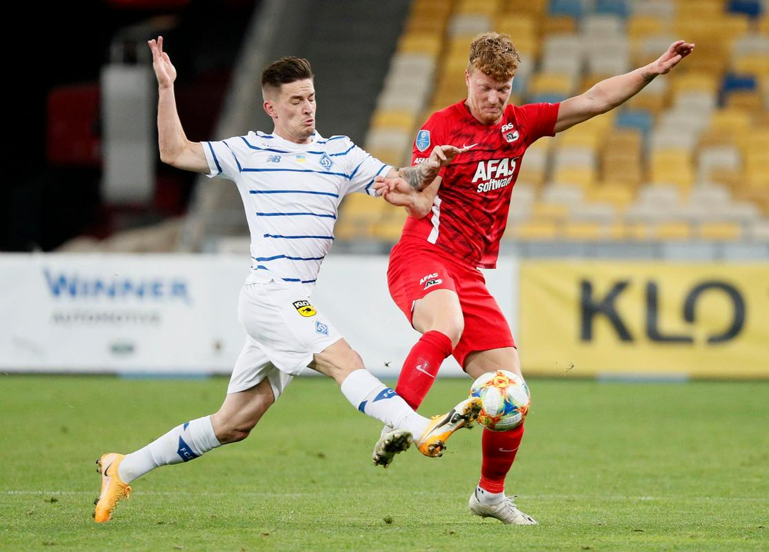 Dvoboj Benjamina Verbiča in Ferdyja Druijfa na tekmi Dinamo Kijev – AZ Alkmaar. Foto: Reuters Dvoboj Benjamina Verbiča in Ferdyja Druijfa na tekmi Dinamo Kijev – AZ Alkmaar. Foto: Reuters