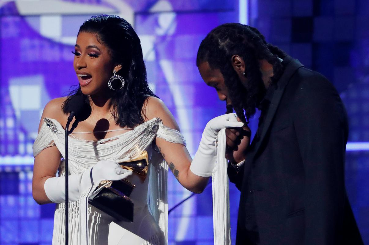 Na podelitvi grammyjev 2019 sta razkazovala svojo na novo odkrito ljubezen. Še dober mesec predtem je Offset Cardi B prek družbenih omrežij moledoval, naj mu oprosti in naj ga vzame nazaj, češ da se je spremenil. Foto: Reuters Na podelitvi grammyjev 2019 sta razkazovala svojo na novo odkrito ljubezen. Še dober mesec predtem je Offset Cardi B prek družbenih omrežij moledoval, naj mu oprosti in naj ga vzame nazaj, češ da se je spremenil. Foto: Reuters
